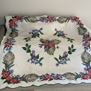 Vintage Quilt lightweight 80x76 scalloped border Embroidered Floral Pattern Twin
